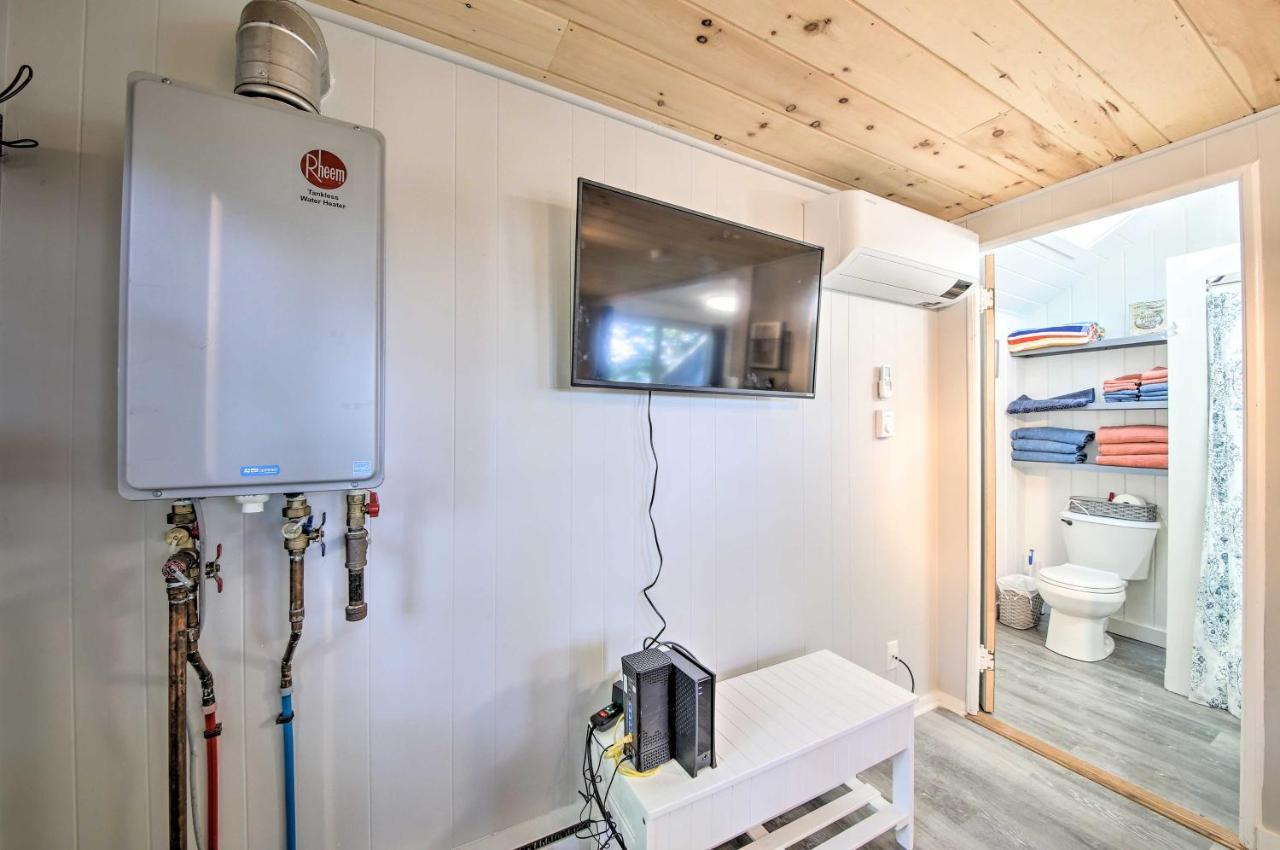 Lush Edgecomb Studio Cottage With Fire Table! 외부 사진